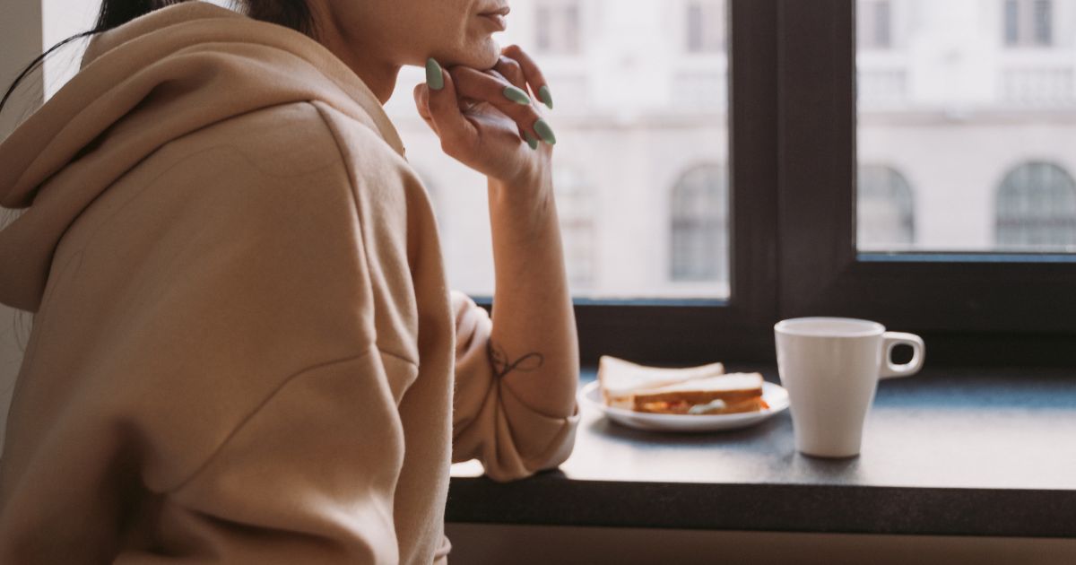 頬杖を突く女性